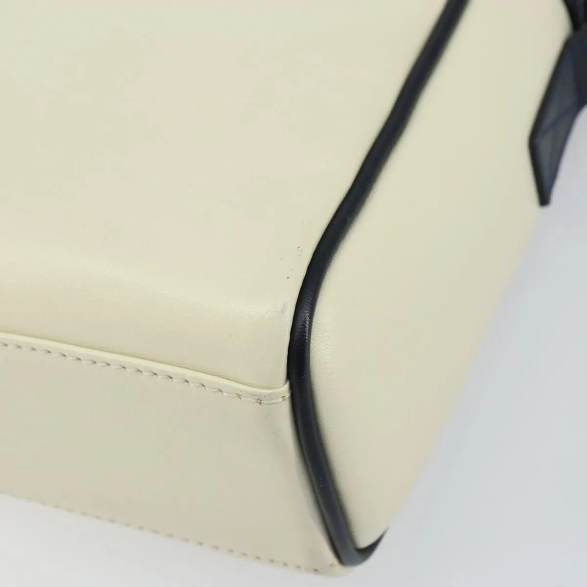 Burberry Vintage Leather White Leather Shoulder Bag Bag (Pre-Owned)