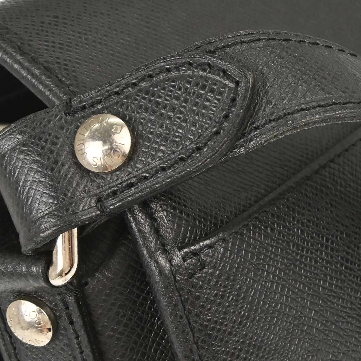 Louis Vuitton Andrei Messenger Taiga Leather Black Leather Shoulder Bag Bag (Pre-Owned)