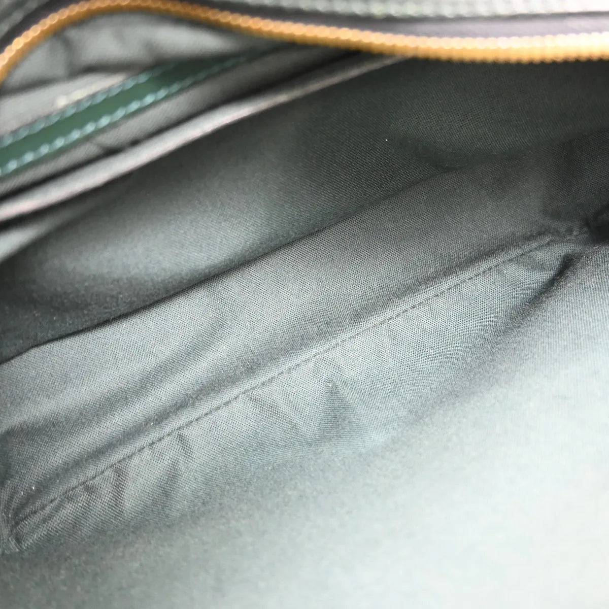 Louis Vuitton Reporter Taiga Leather Green Leather Shoulder Bag Bag (Pre-Owned)