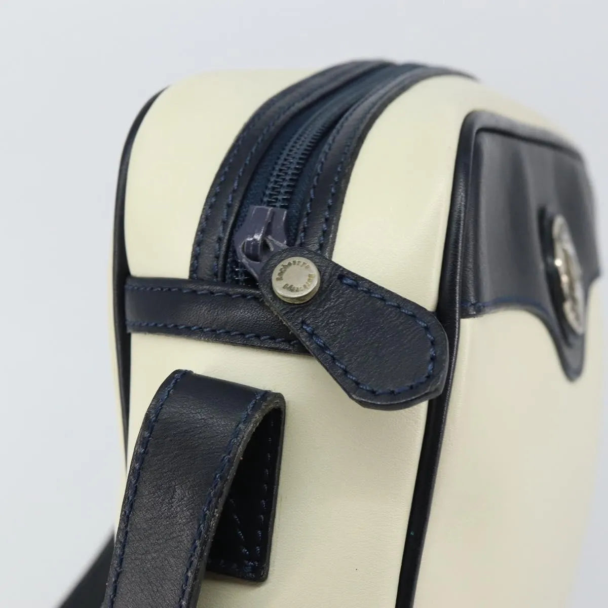 Burberry Vintage Leather White Leather Shoulder Bag Bag (Pre-Owned)