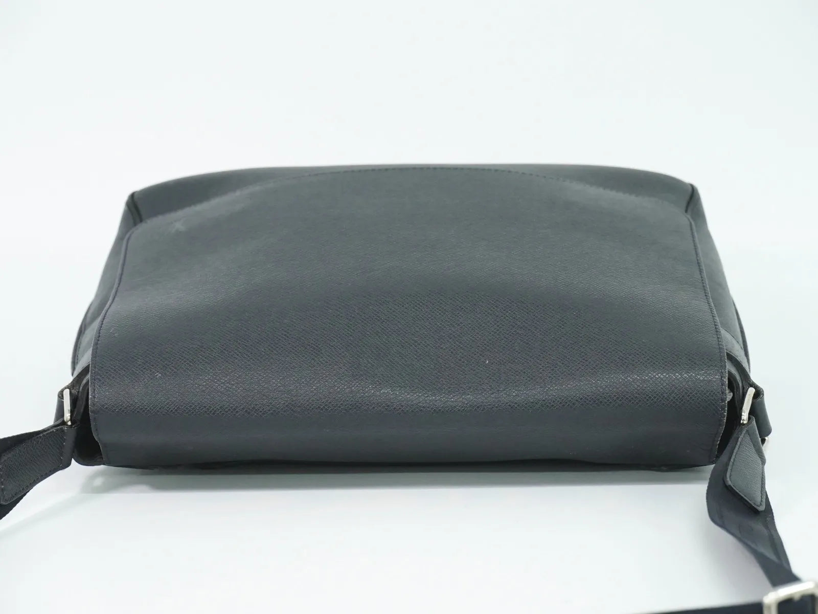 Louis Vuitton Roman Taiga Leather Navy Leather Shoulder Bag Bag (Pre-Owned)