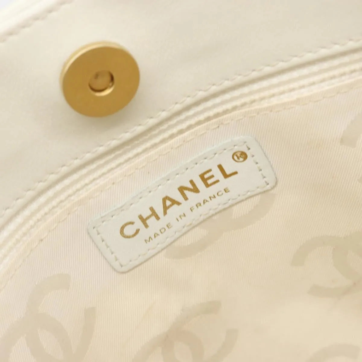 Chanel Surpique Tote Quilted Leather White Leather Tote Bag Bag (Pre-Owned)