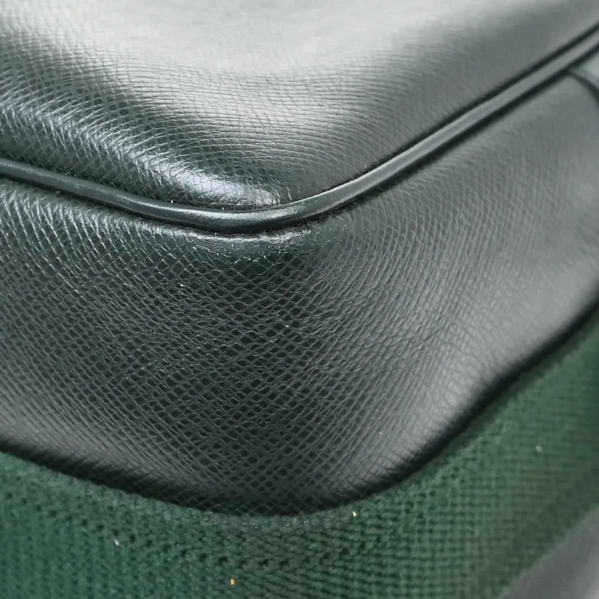 Louis Vuitton Reporter Taiga Leather Green Leather Shoulder Bag Bag (Pre-Owned)
