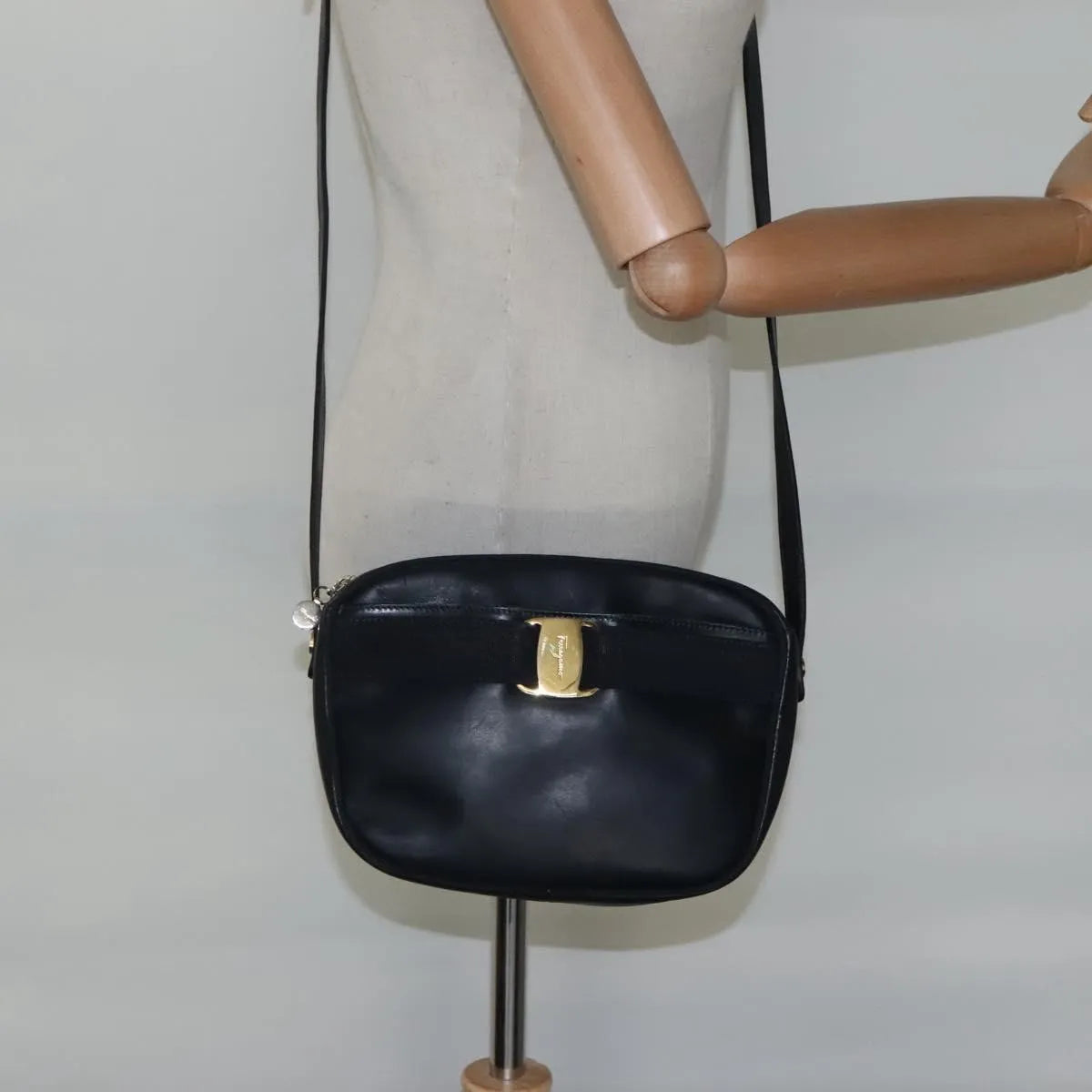 Salvatore Ferragamo Vara Bow Camera Leather Navy Leather Shoulder Bag Bag (Pre-Owned)