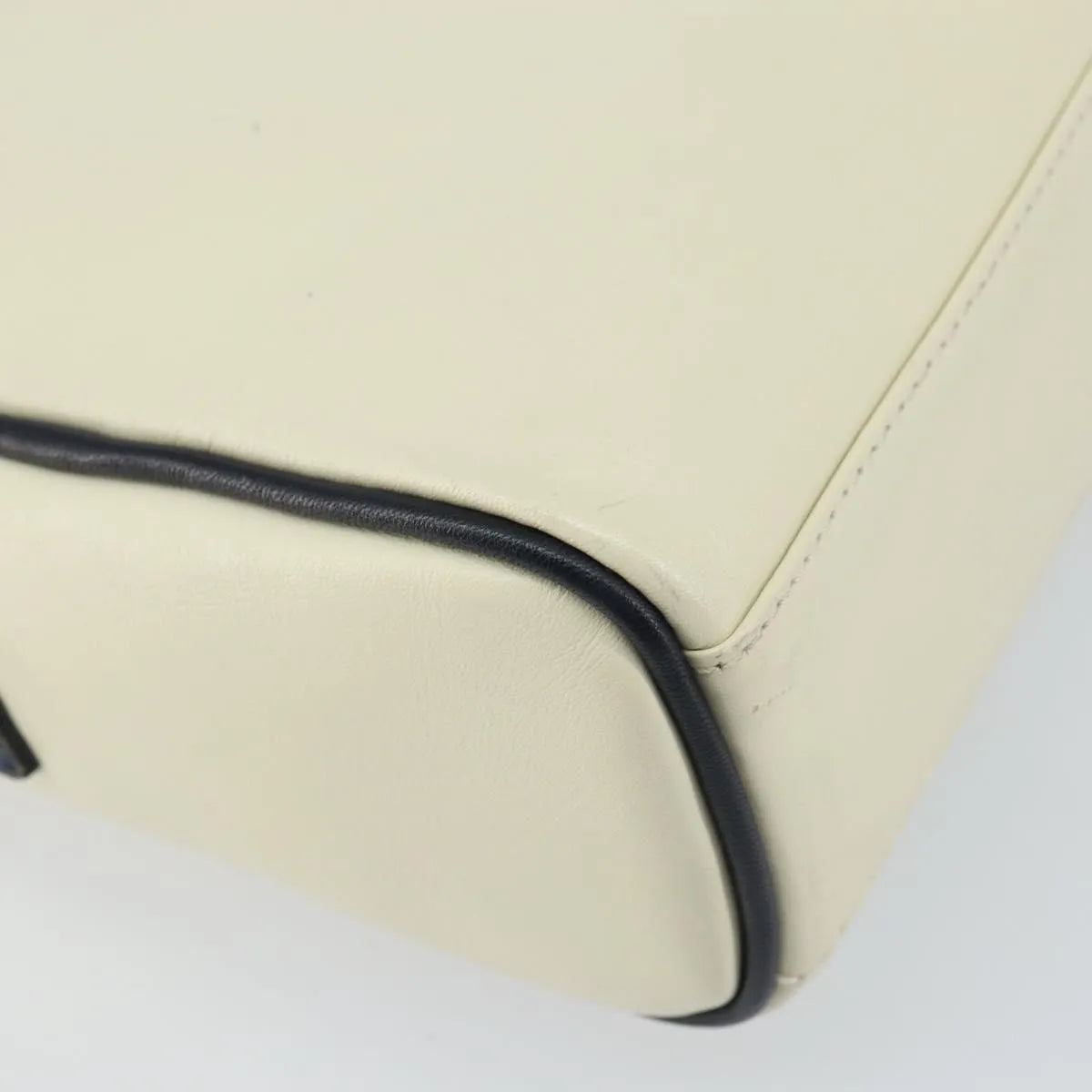 Burberry Vintage Leather White Leather Shoulder Bag Bag (Pre-Owned)