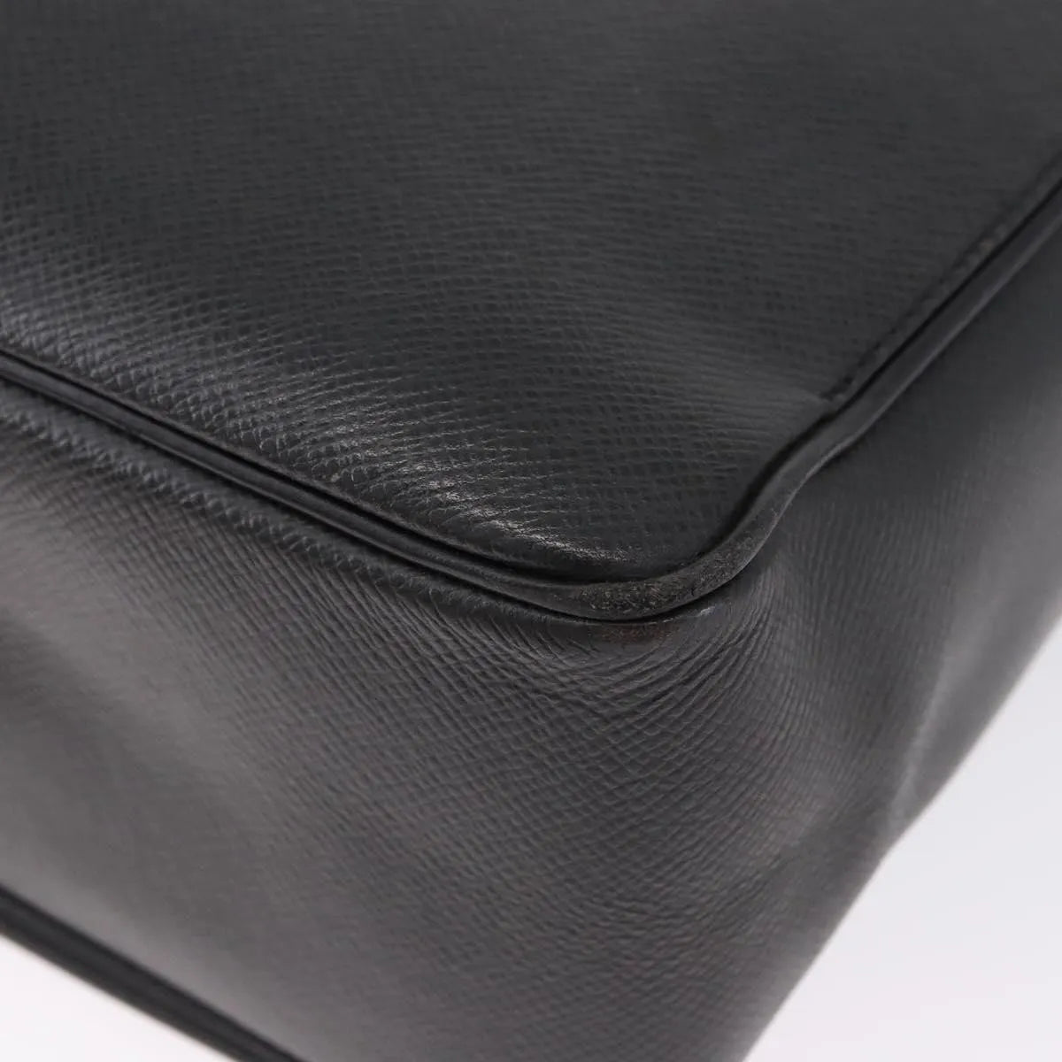 Louis Vuitton Yaranga Messenger Taiga Leather Black Leather Shoulder Bag Bag (Pre-Owned)