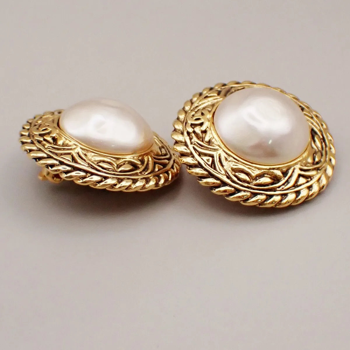 Chanel Vintage Round Chain Clip-On Metal With Faux Pearl Gold Gold_Plated Earrings Jewelry (Pre-Owned)