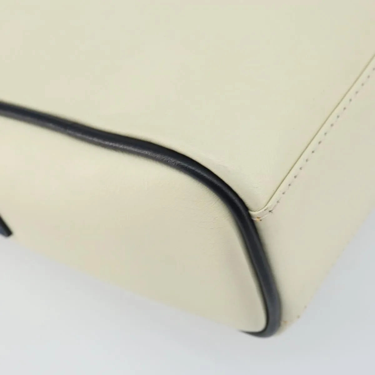 Burberry Vintage Leather White Leather Shoulder Bag Bag (Pre-Owned)