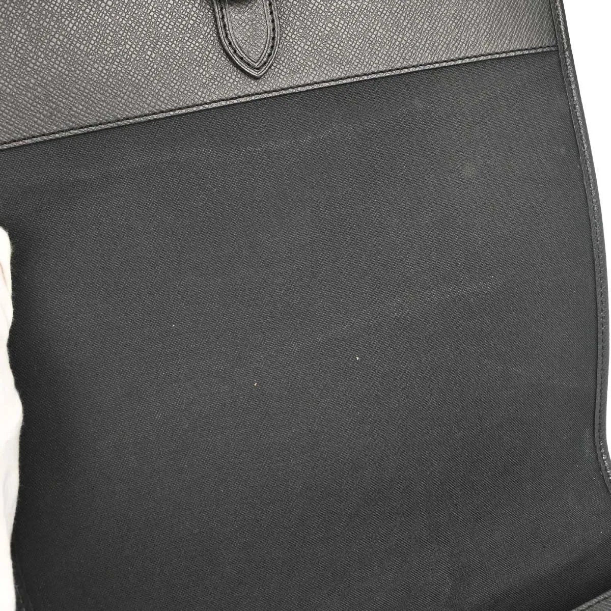 Louis Vuitton Andrei Messenger Taiga Leather Black Leather Shoulder Bag Bag (Pre-Owned)