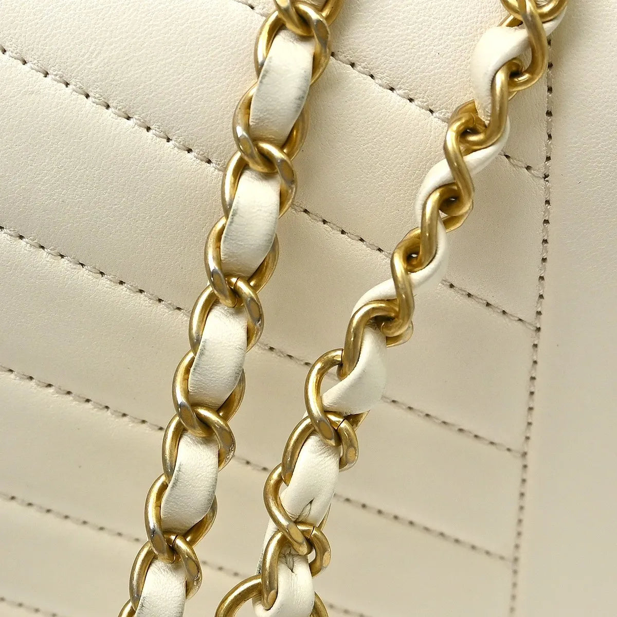 Chanel Reserved Flap Bag Chevron Lambskin White Leather Shoulder Bag Bag (Pre-Owned)