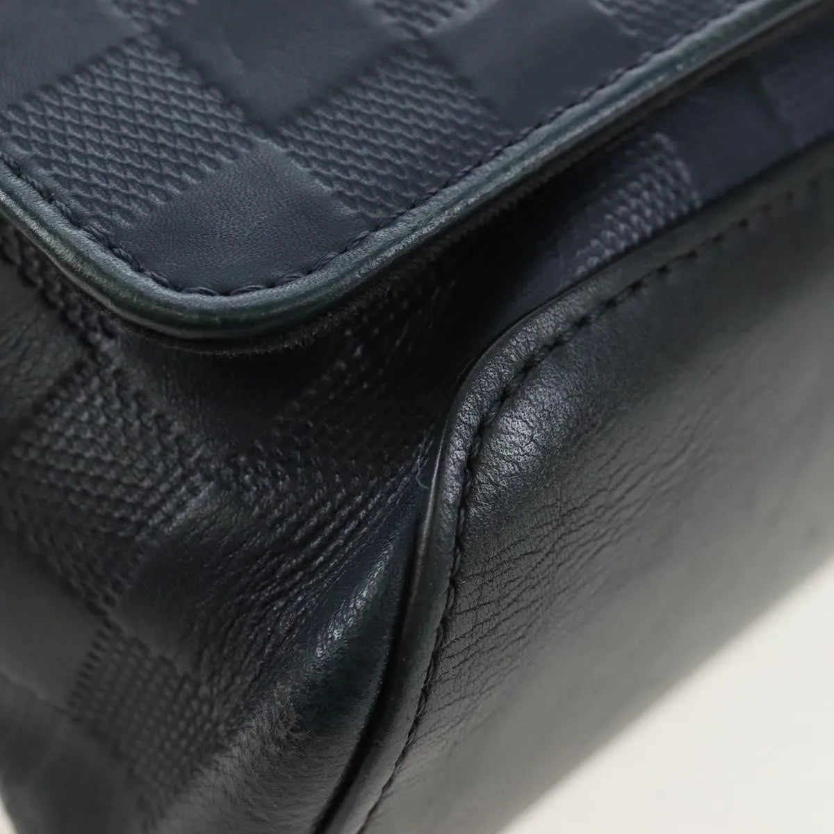 Louis Vuitton District Messenger Damier Infini Leather Black Leather Shoulder Bag Bag (Pre-Owned)