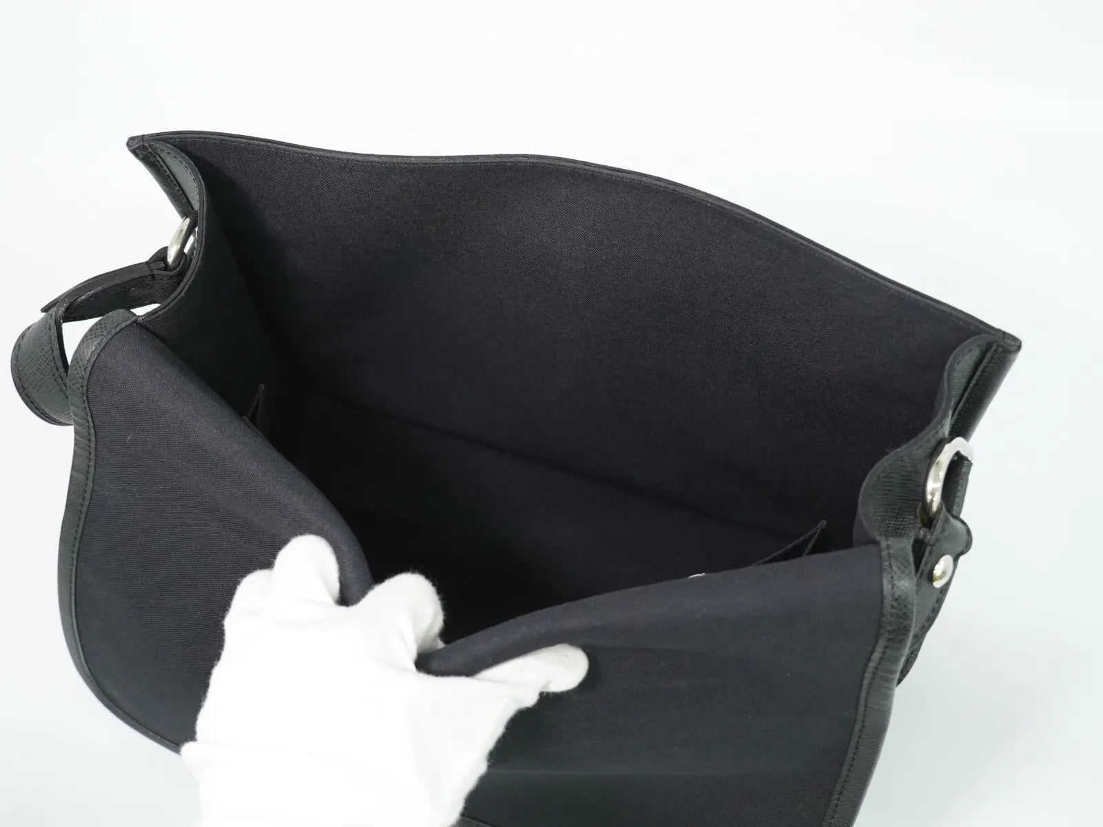 Louis Vuitton Alexei Messenger Taiga Leather Black Leather Shoulder Bag Bag (Pre-Owned)
