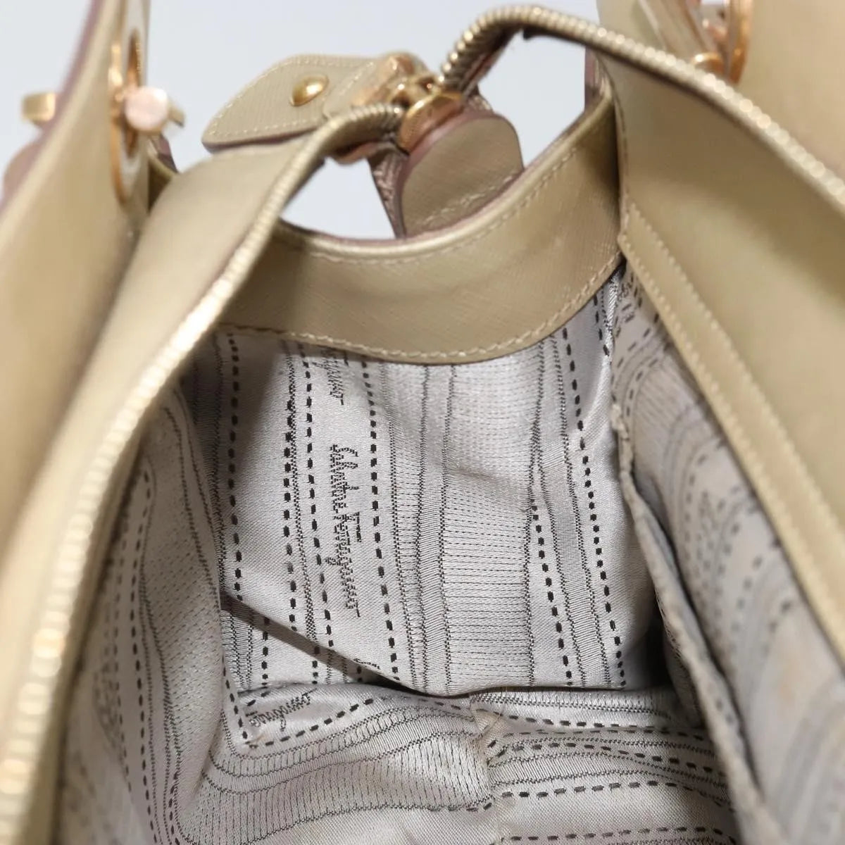Salvatore Ferragamo Gancini Leather Gold Leather Shoulder Bag Bag (Pre-Owned)