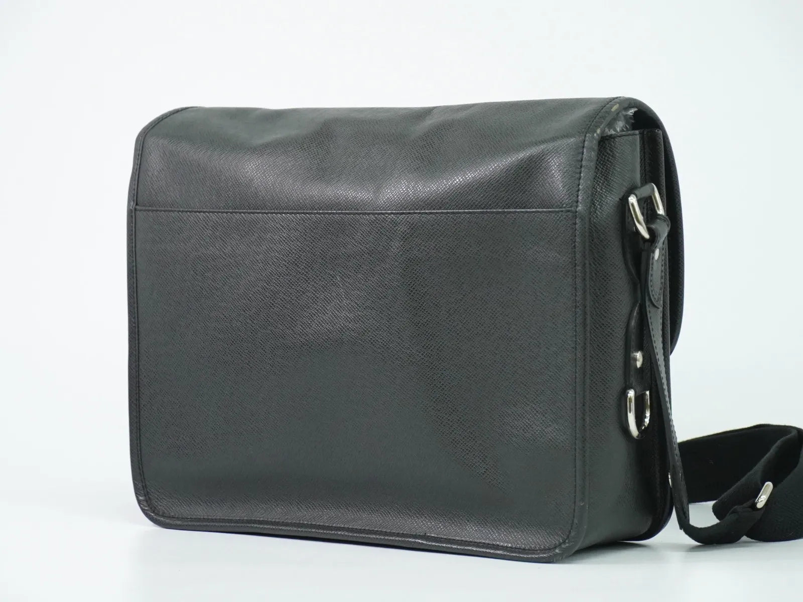 Louis Vuitton Alexei Messenger Taiga Leather Black Leather Shoulder Bag Bag (Pre-Owned)