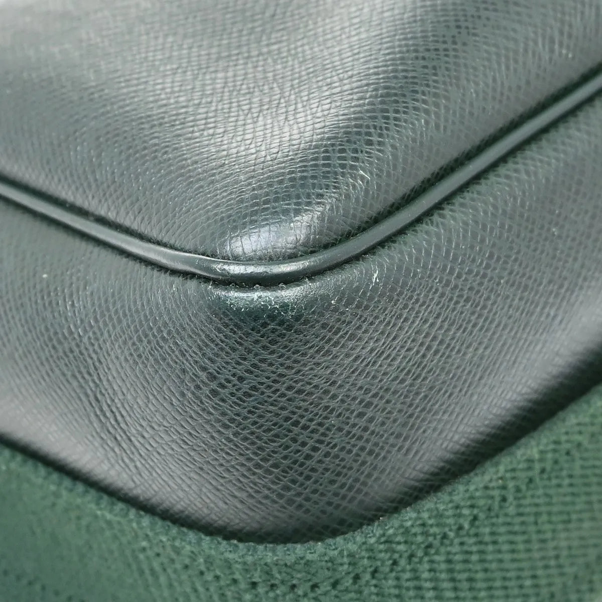 Louis Vuitton Reporter Taiga Leather Green Leather Shoulder Bag Bag (Pre-Owned)