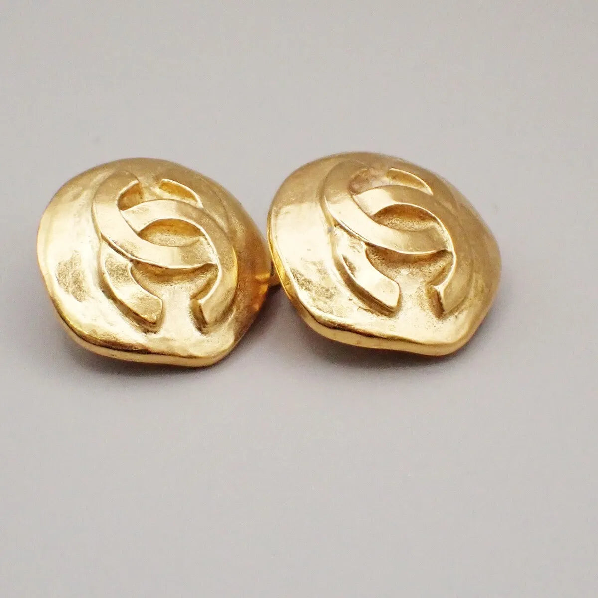 Chanel Vintage Cc Round Clip-On Metal Gold Gold_Plated Earrings Jewelry (Pre-Owned)