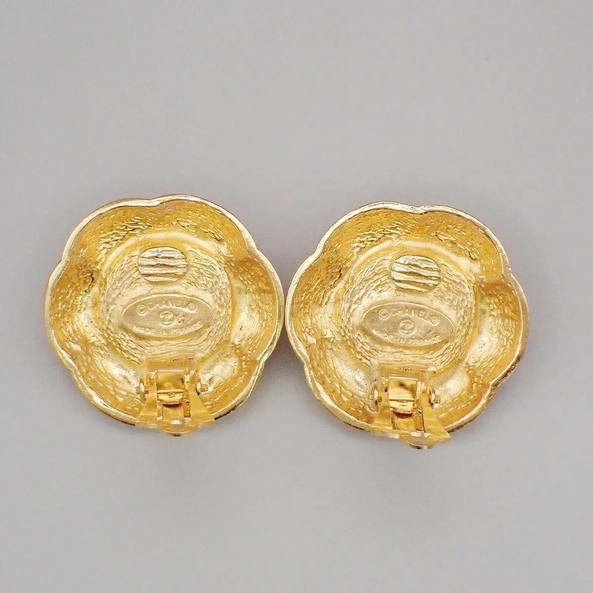 Chanel Vintage Cc Flower Clip-On Imitation Pearls In Gold Plated Gold Gold_Plated Earrings Jewelry (Pre-Owned)