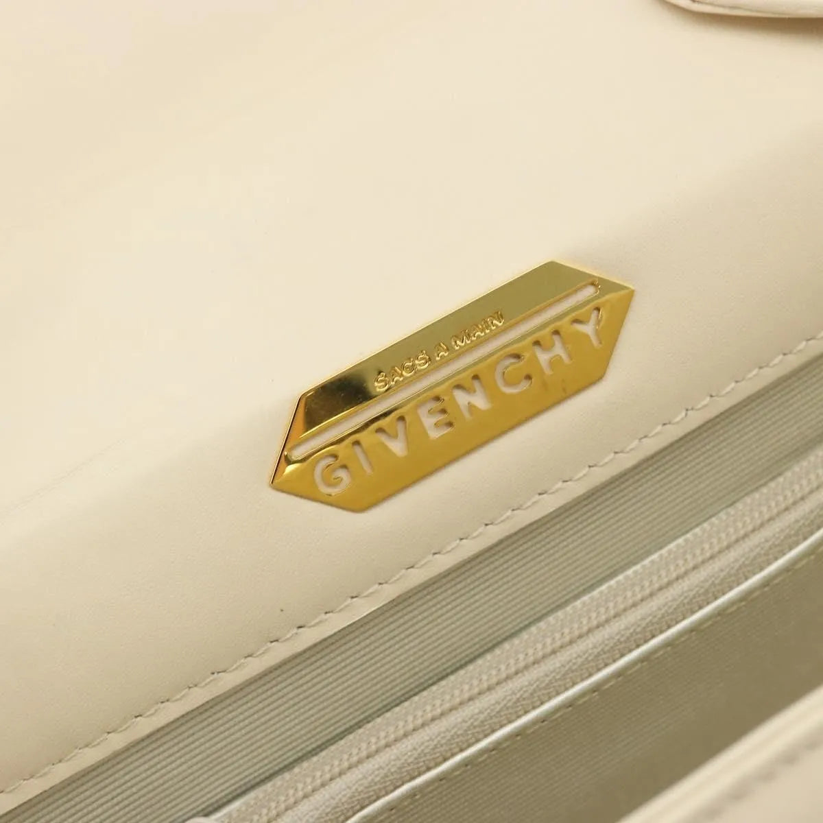 Givenchy Vintage Leather Beige Leather Handbag (Pre-Owned)