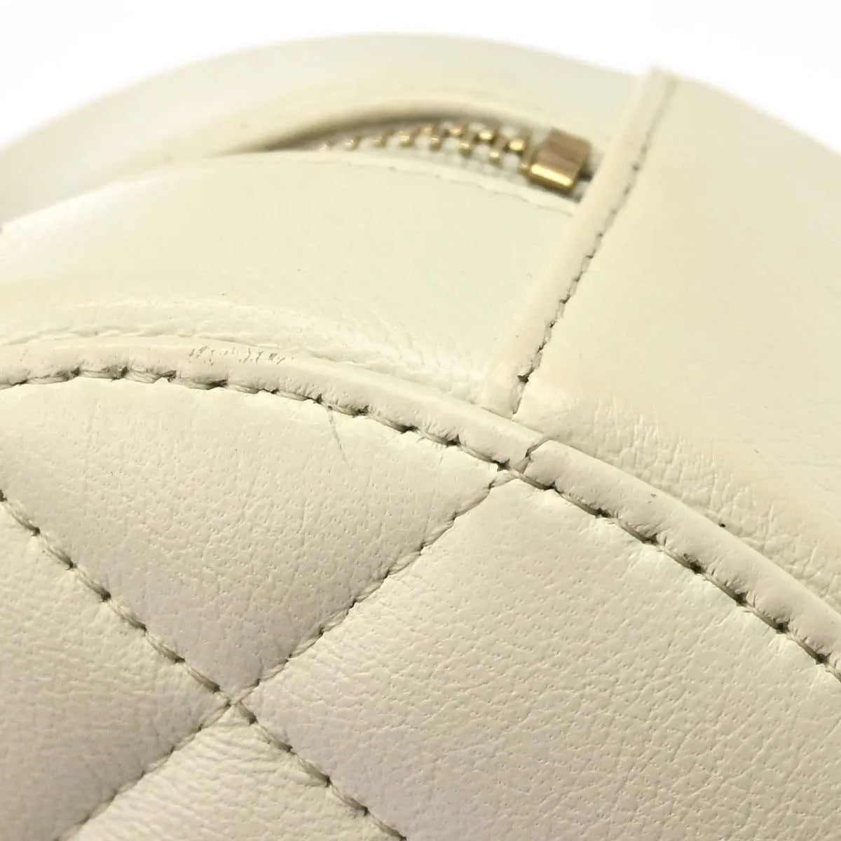 Chanel Round Clutch With Chain Quilted Lambskin White Leather Clutche & Pouche Bag (Pre-Owned)