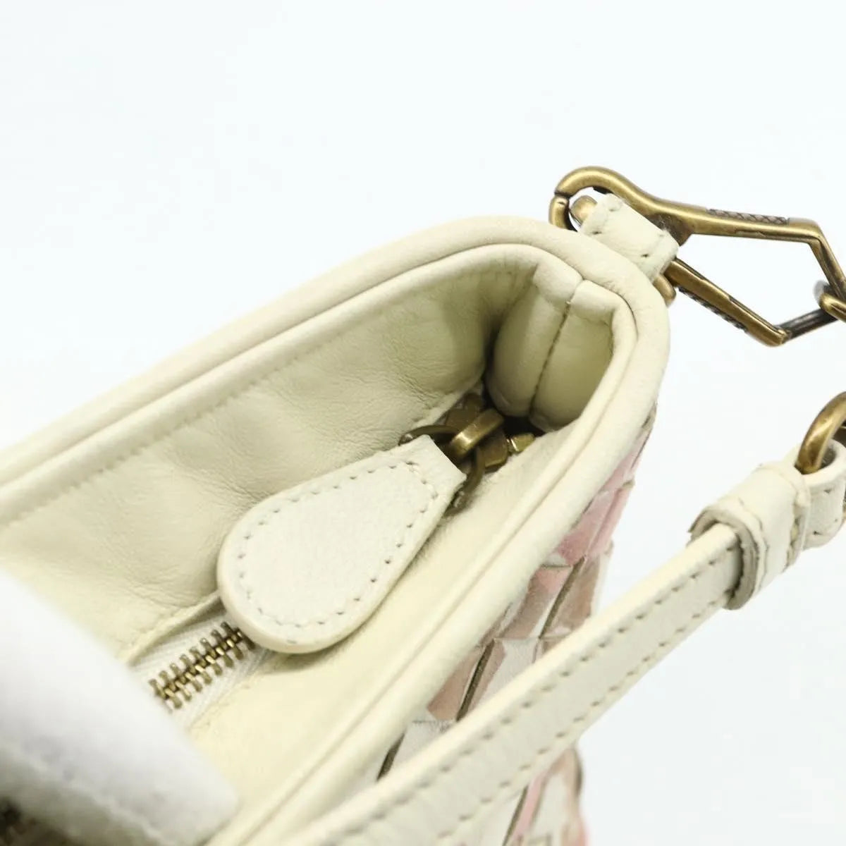 Bottega Veneta Intrecciato Clutch Leather White Leather Clutche & Pouche Bag (Pre-Owned)