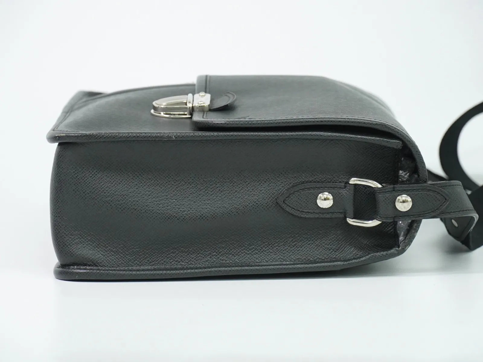 Louis Vuitton Alexei Messenger Taiga Leather Black Leather Shoulder Bag Bag (Pre-Owned)