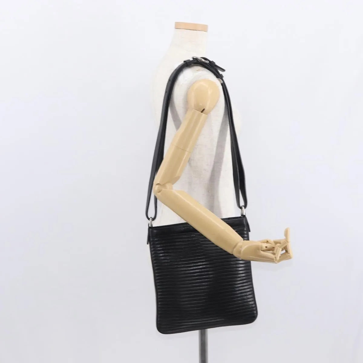 Salvatore Ferragamo Gancini Leather Black Leather Shoulder Bag Bag (Pre-Owned)