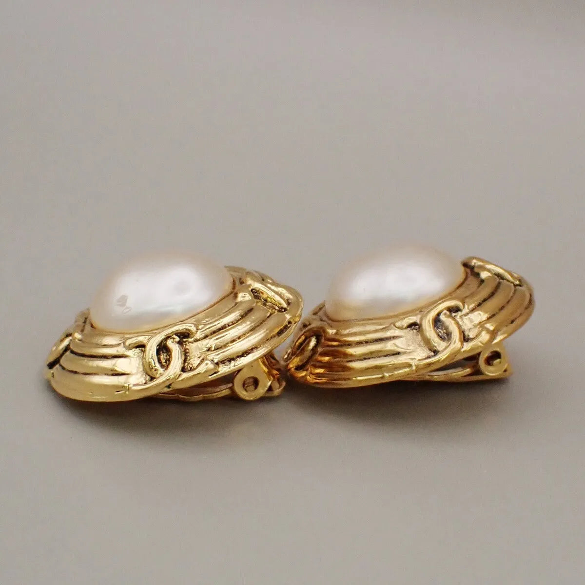 Chanel Vintage Round Clip-On Metal With Faux Pearl Gold Gold_Plated Earrings Jewelry (Pre-Owned)