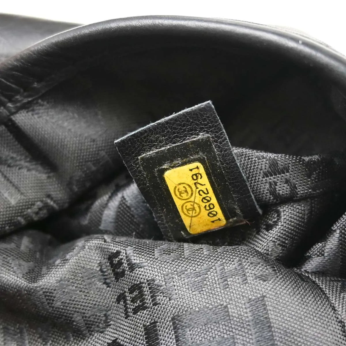 Chanel Vintage Logo Messenger Quilted Aged Calfskin Black Leather Shoulder Bag Bag (Pre-Owned)