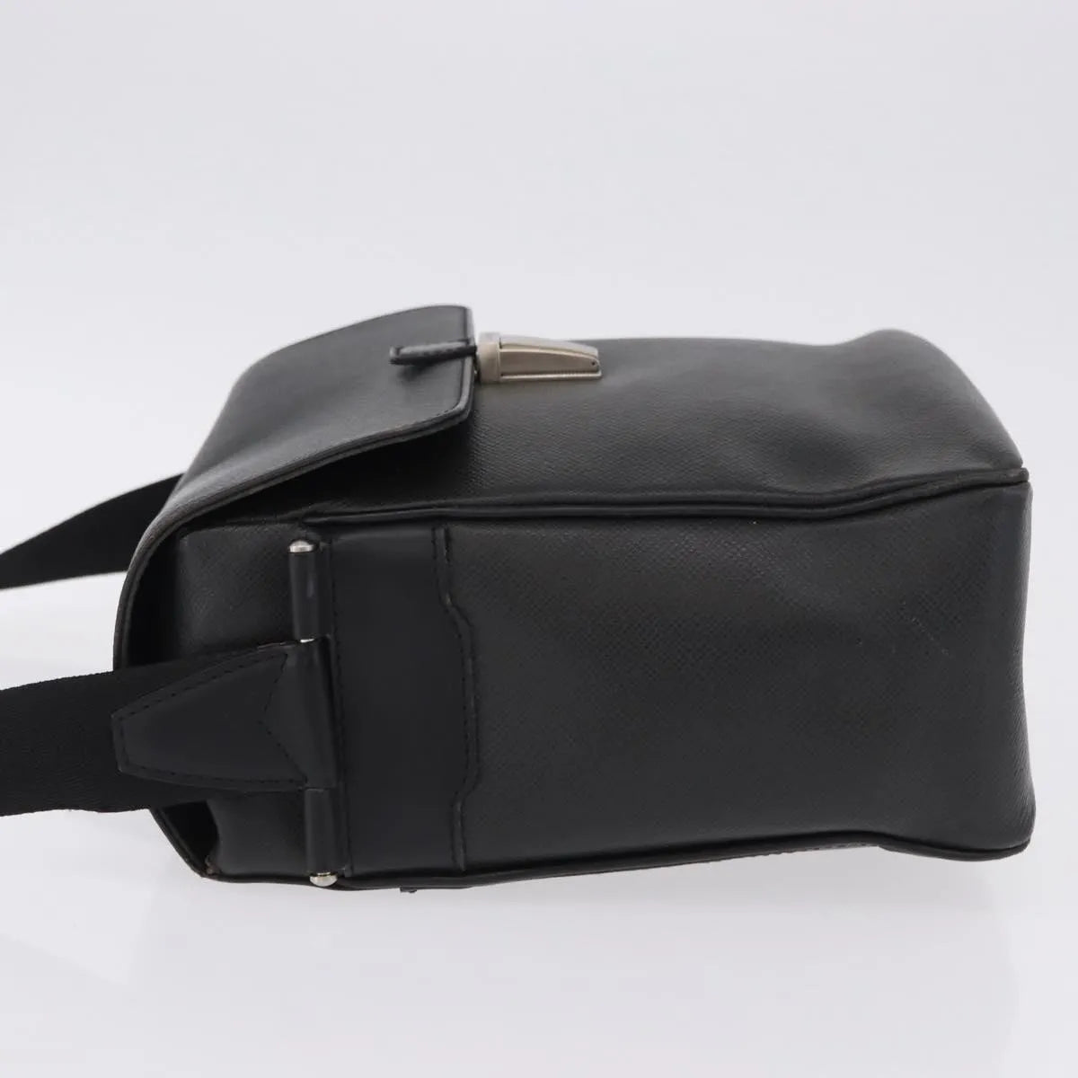 Louis Vuitton Yaranga Messenger Taiga Leather Black Leather Shoulder Bag Bag (Pre-Owned)