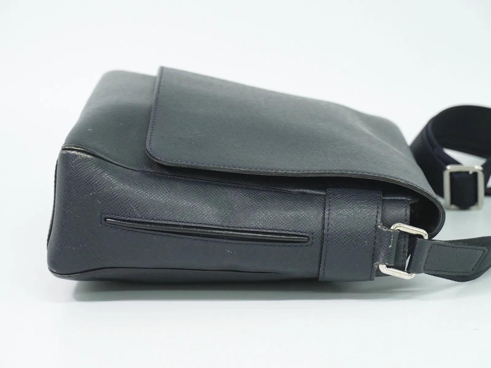 Louis Vuitton Roman Taiga Leather Navy Leather Shoulder Bag Bag (Pre-Owned)