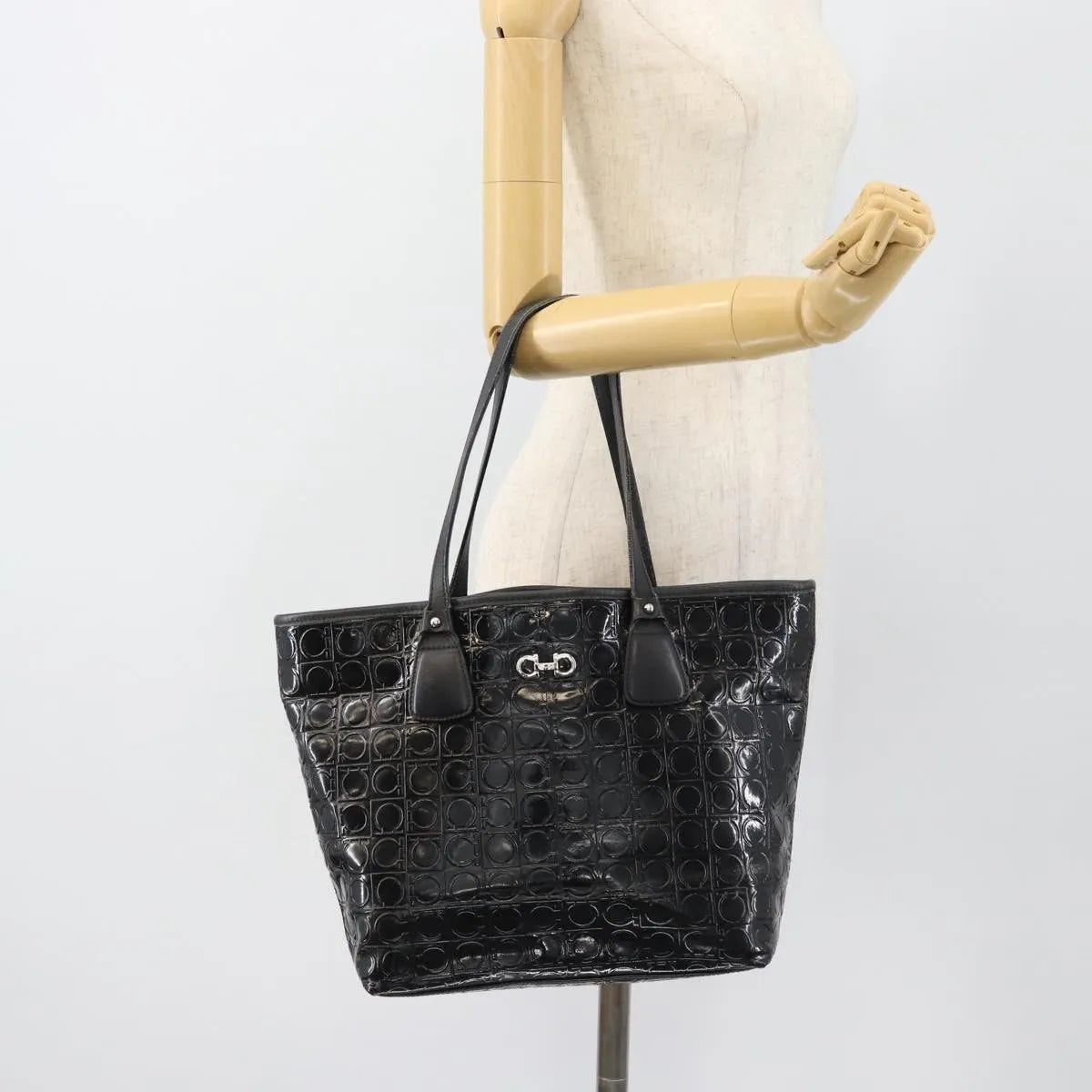 Salvatore Ferragamo Gancini Tote Patent Leather Black Patent_Leather Tote Bag Bag (Pre-Owned)