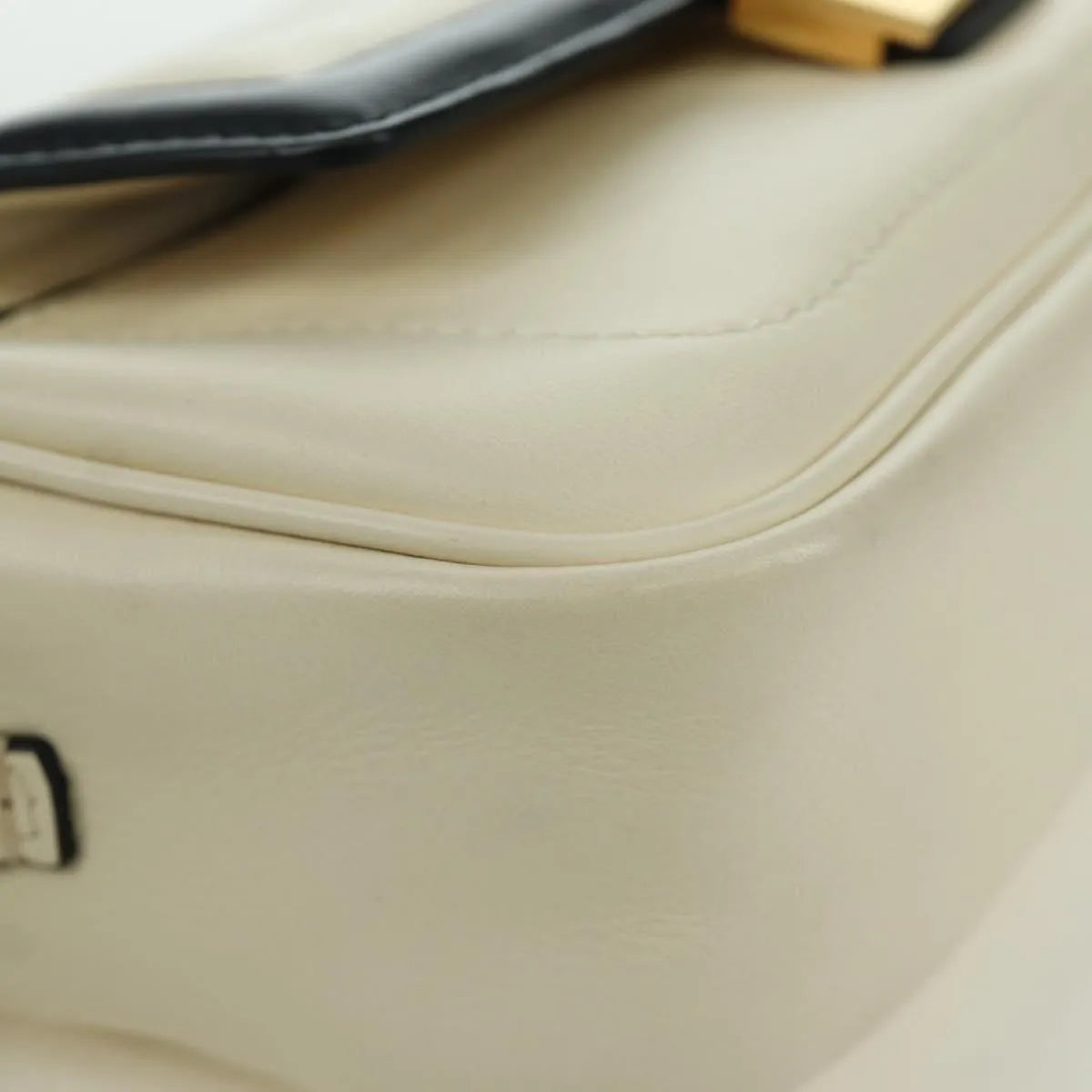 Fendi Easy 2 Baguette Leather Beige Leather Crossbody Bag Bag (Pre-Owned)
