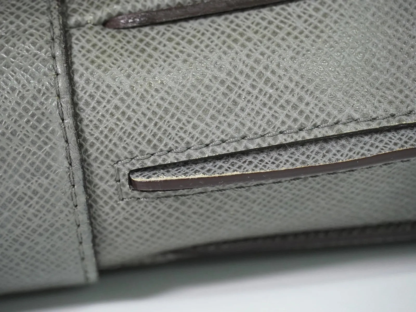 Louis Vuitton Roman Taiga Leather Gray Leather Shoulder Bag Bag (Pre-Owned)
