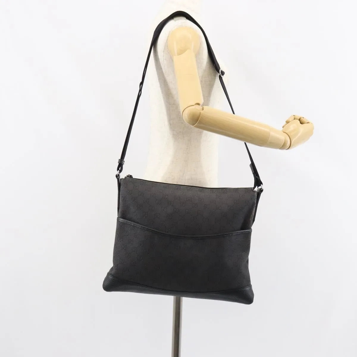 Gucci Zip Messenger Gg Canvas With Perforated Leather Black Canvas Shoulder Bag Bag (Pre-Owned)