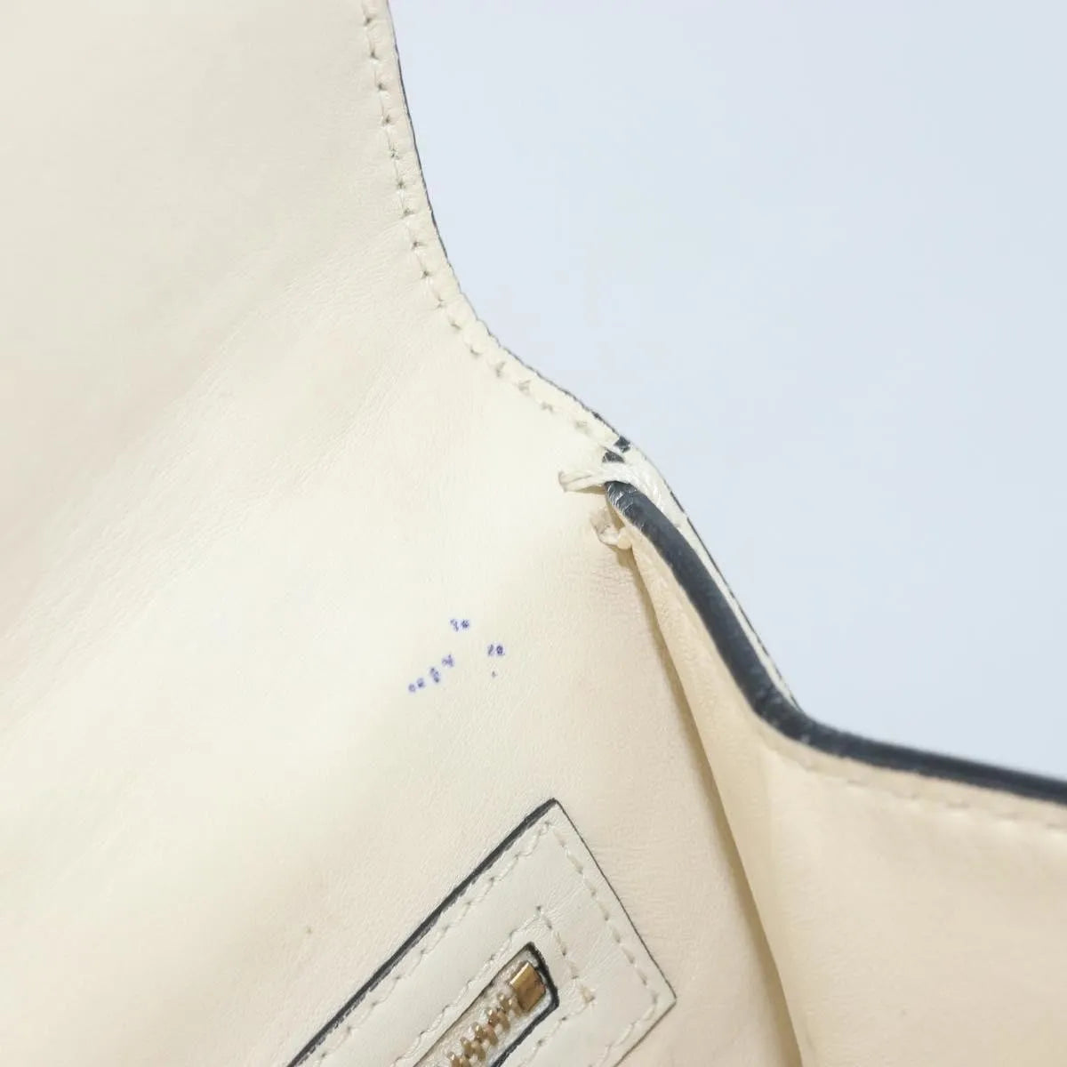 Valentino Garavani Glam Lock Leather White Leather Shoulder Bag Bag (Pre-Owned)