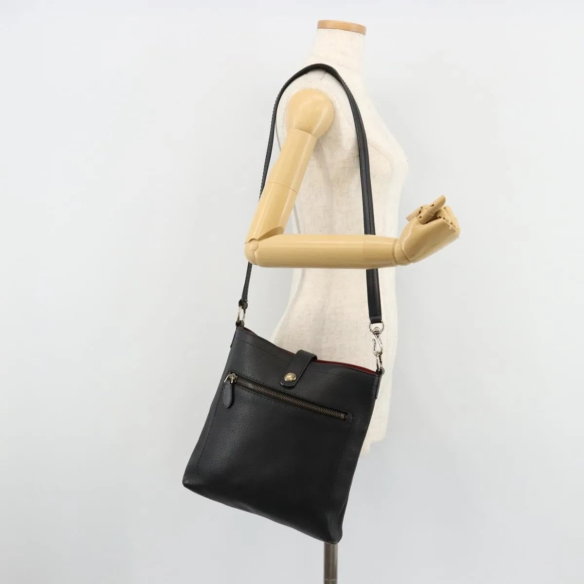 Bally Vintage Leather Black Leather Shoulder Bag Bag (Pre-Owned)