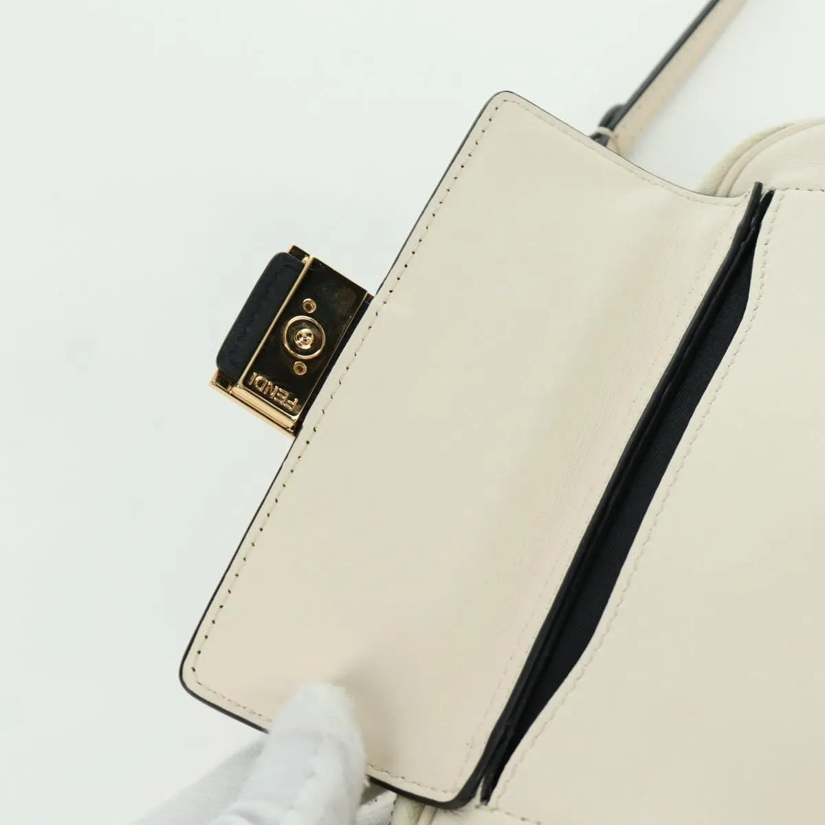 Fendi Easy 2 Baguette Leather Beige Leather Crossbody Bag Bag (Pre-Owned)