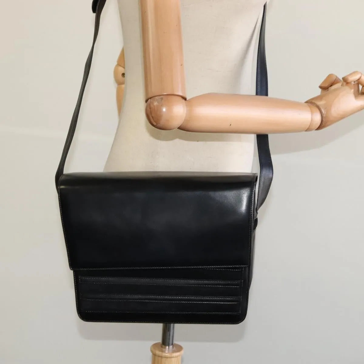 Gucci Vintage Flat Messenger Nylon And Leather Black Leather Shoulder Bag Bag (Pre-Owned)